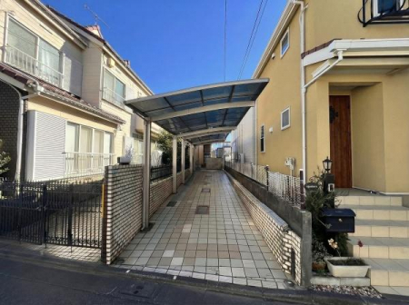 ���̑��@�ʘH��3m�A�H�n��~�n����12���A�J�[�|�[�g���t���Ă���̂ł���2�䒓�ԉ\�ł��B