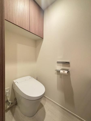 �g�C���@�������֍��t���̃g�C���ł��B�������̂���z���C�g����Ƃ����V���v���ȃf�U�C���ŁA�g���₷���݌v����Ă��܂��B���[�X�y�[�X���m�ۂ���Ă���A��������Ƃ�����Ԃ�ۂĂ܂��B