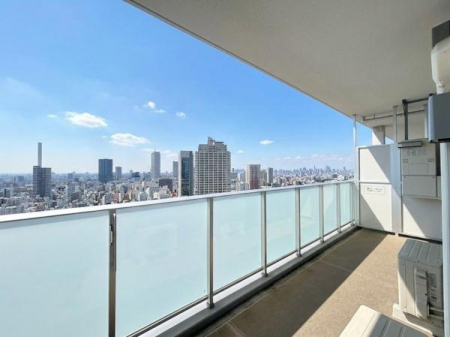 �o���R�j�[�@14.6���Ă̂�Ƃ肠��o���R�j�[�ł��B28�K�̍�������L���铌�����̒��]�����͂ŁA�s�S�̌i�F����]�ł��܂��B���̐��񂾋�C�̒��ŃR�[�q�[���y���ނЂƂƂ����i�ʂł��B���ʐς��L���J����������܂��B