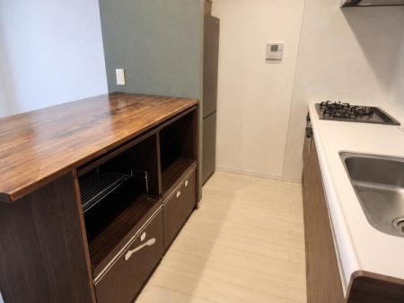 �L�b�`���@�����X�y�[�X���L���Ƃ�ꂽ�L�b�`���B�O���R�����Ȃ̂ň��S�ł��|�������N���N�ł���