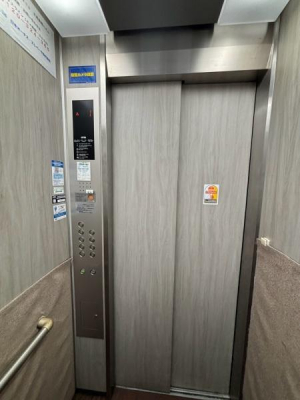 ���̑��@�G���x�[�^�[�̓��j���[�A���H��������Ă��āA�Y��ȏ�Ԃł��B